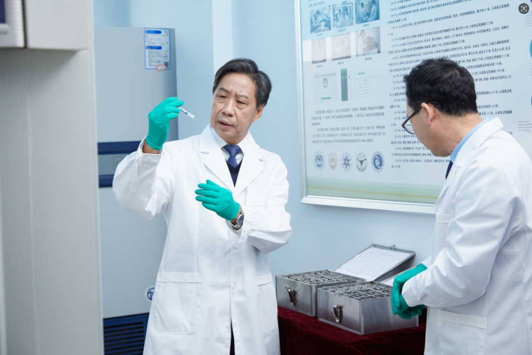 张和平在实验室工作