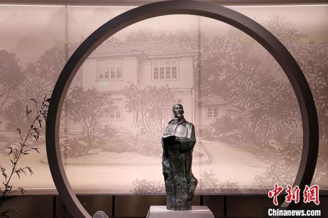 浙江杭州:纪念黄宾虹诞辰一百六十周年艺术展引游人观赏|黄宾虹_新浪财经_新浪网