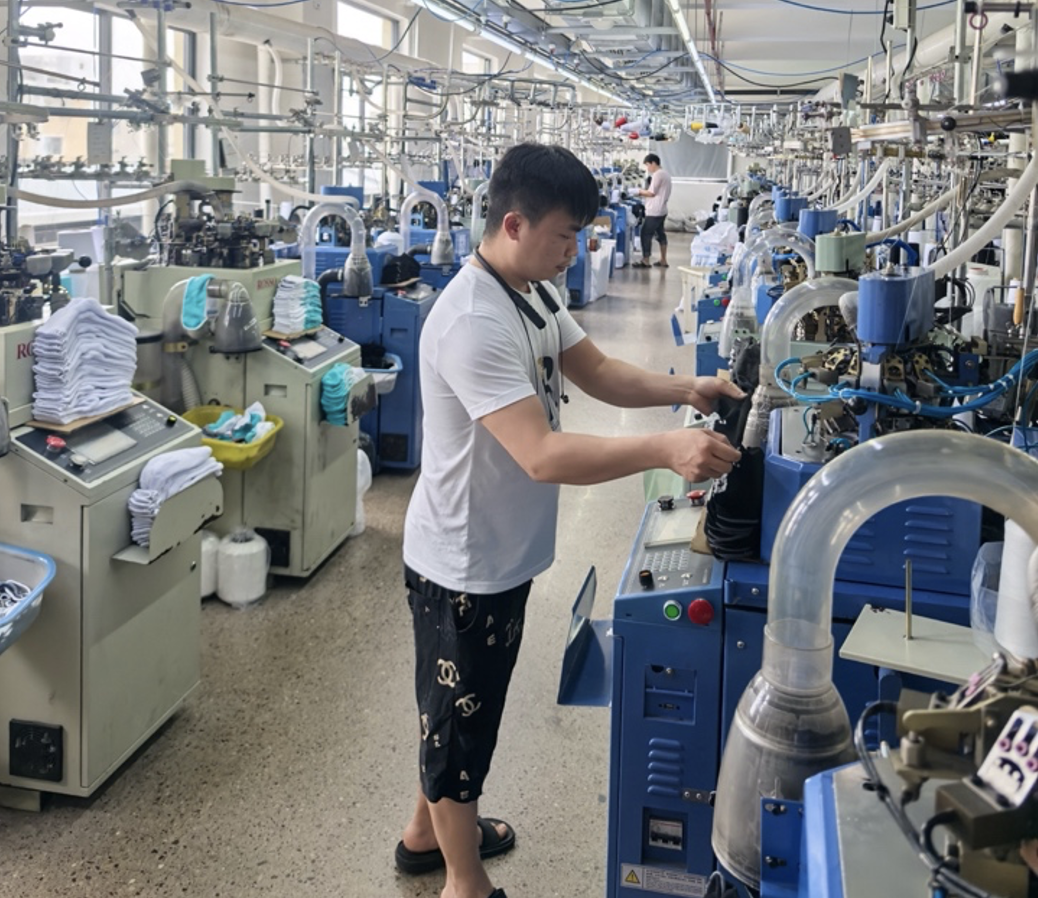 义乌市璟文进出口有限公司的工人们正在赶工美国新订单,受访者供图