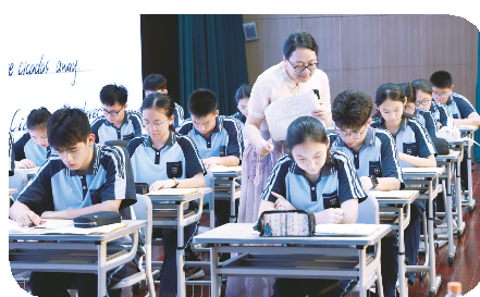 南宁市第三中学五象校区教师带来《AI赋能·数“智”育人——基于数据分析的讲评课》课例展示。 （李怡霖 摄）