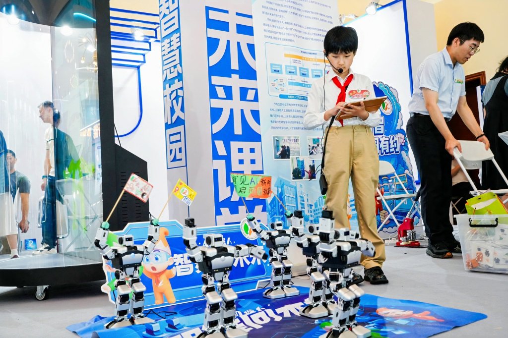 2025第二十二届上海教育博览会各展区精彩纷呈。本文图片 均为上海教育报刊总社供图