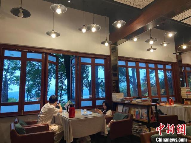 近日，位于杭州西湖畔宝石山上的纯真年代书吧一景。 林波 摄