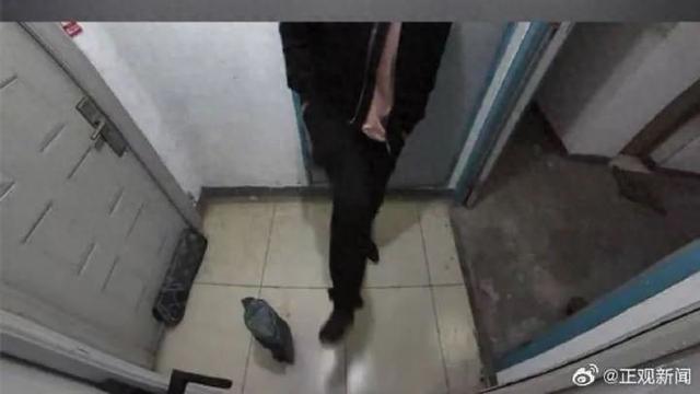 "快递放不放门口"引发纠纷 女子称遭快递员多次辱骂踹门跟踪(图1)