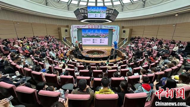 5月17日,长春市民带孩子参加长春光机所科普报告。 郭佳 摄