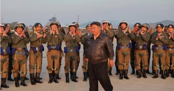 金正恩视察朝鲜飞行联队 指导空军防空战斗及空袭训练