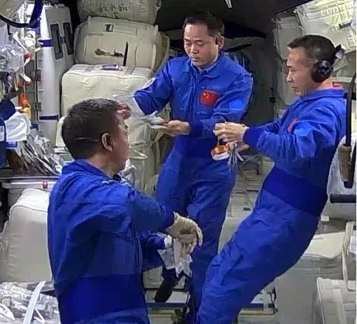 航天员在轨进行微生物采样