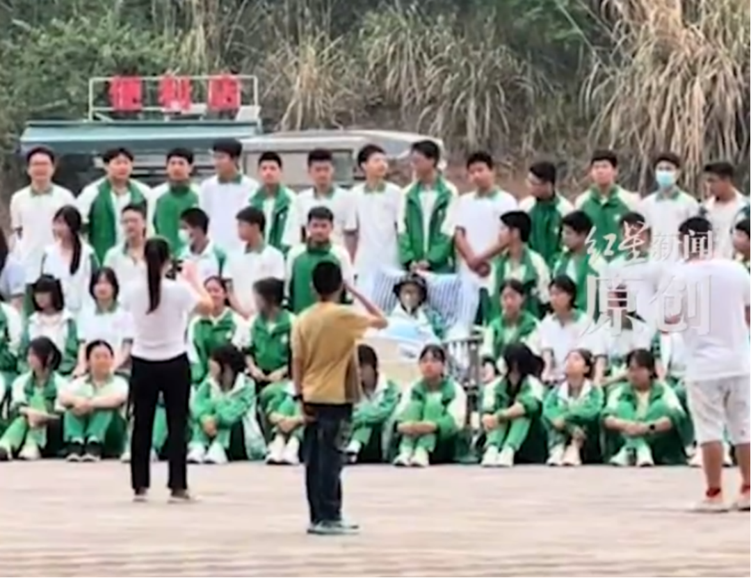 病重男孩躺病床与全班拍毕业照，次日不幸离世，网友：这一课叫离别……