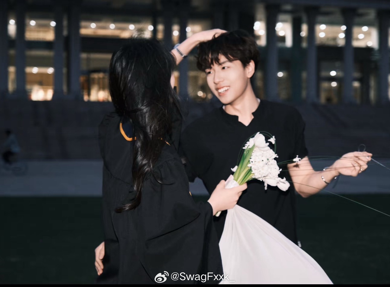 Rapeter和女友小莴也来秀恩爱了 太甜了_新浪新闻