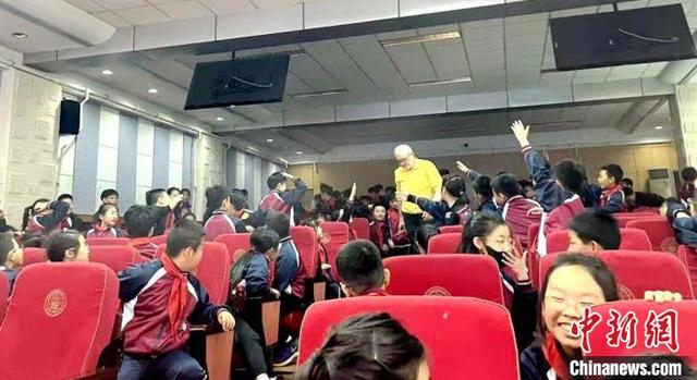 学生们积极和约阿希姆·黑克尔互动。铁西区委宣传部供图