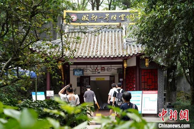 图为成都“一号防空洞”门口，前来避暑纳凉的市民游客络绎不绝。中新社记者 吕杨 摄
