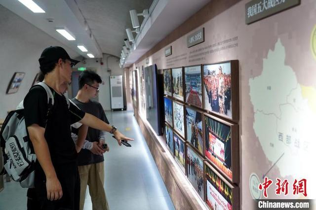 图为市民游客正在参观“一号防空洞”内的国防队员宣传墙。中新社记者 吕杨 摄