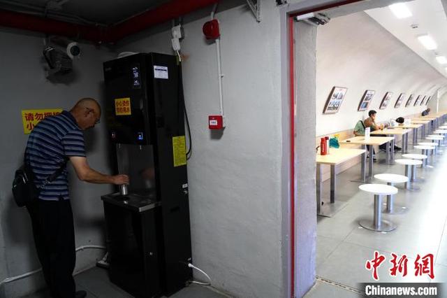 图为“一号防空洞”内增设了一些便民服务设施设备，市民游客可以免费接水。中新社记者 吕杨 摄