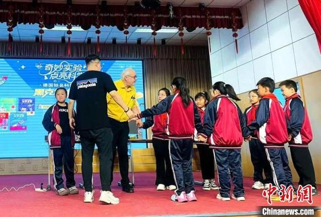 约阿希姆·黑克尔带领孩子们感受导电实验。铁西区委宣传部供图