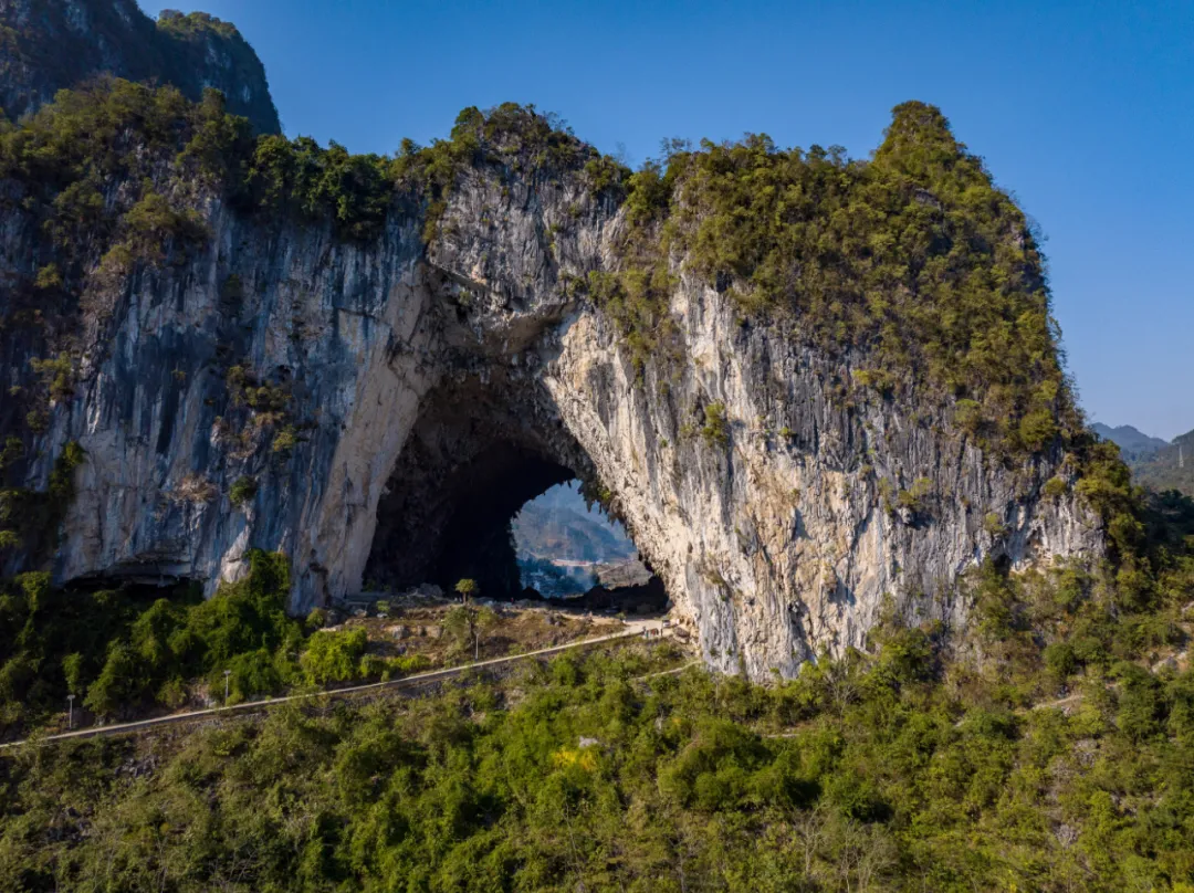 ▲社更穿洞全景。