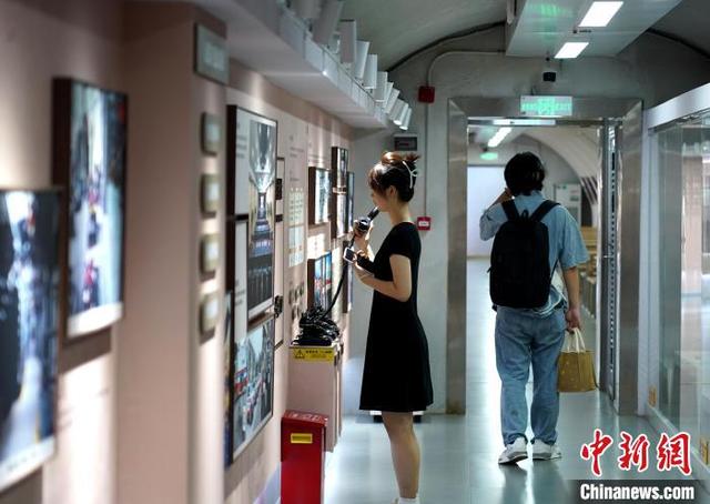 图为市民游客正在与“一号防空洞”内的国防动员宣传设备进行互动体验。中新社记者 吕杨 摄