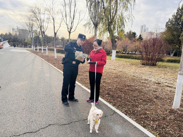 民警为市民讲解文明养犬规范。(资料图)