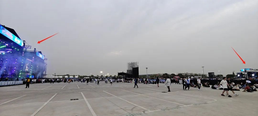 但实际上两边舞台间的距离也可能已经是此次活动场地所能提供的极限了