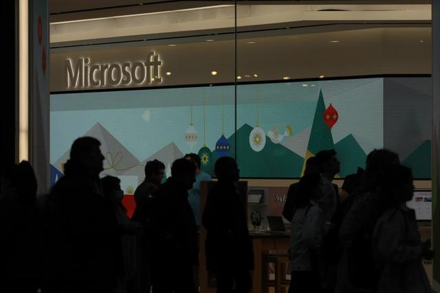 2021年11月13日，人们在英国伦敦的微软专卖店内购物。新华社发（蒂姆·爱尔兰摄）