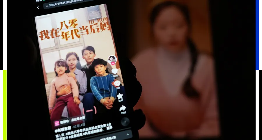 一半的中国人看着“乡村和尴尬”的短剧。