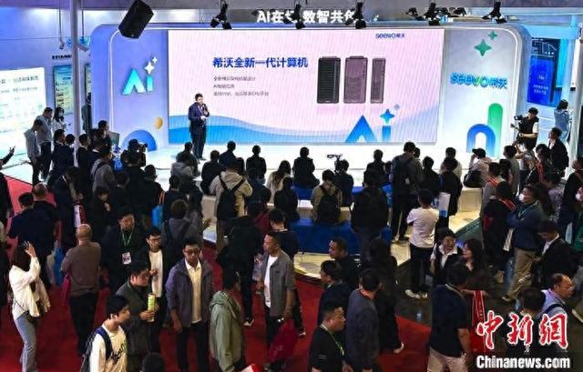 5月23日，吉林长春，第63届高等教育博览会成为AI等新技术、新装备展示的舞台。 郭佳 摄