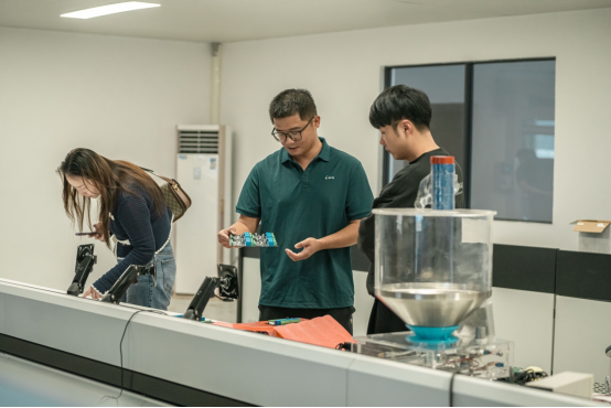 （侯宗元介绍团队自研发的多功能控制终端）