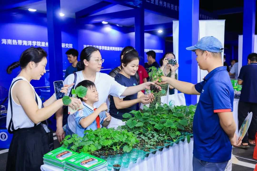 海南省第二十一届科技活动月和全国科技工作者日活动启动仪式上，科普小市集吸引公众驻足体验。科技日报记者 王祝华 摄