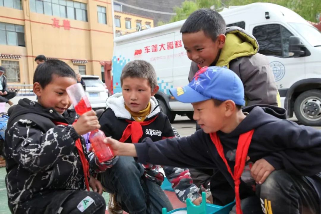 2025年西藏全国科技活动周期间，科技大篷车开进海拔4500米的那曲市色尼区中小学校。科技日报记者 杨宇航 摄 