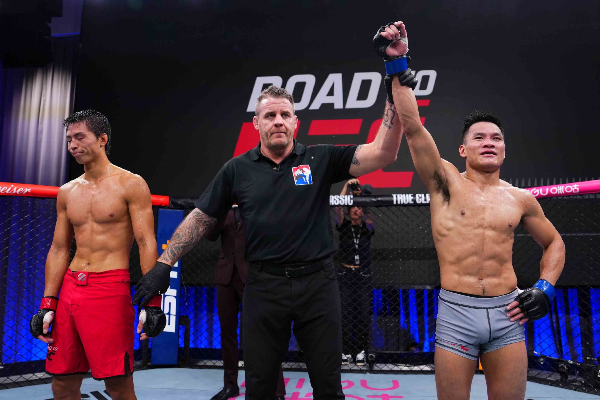 朱康杰精英之路夺冠拿到UFC职业合同，5位中国选手闯入第四季半决赛|谢彬|比赛|量级_新浪体育_新浪新闻