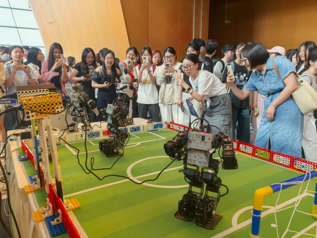 5月24日，2025年重庆市科技活动周在沙坪坝区启动。科技日报记者 雍黎 摄