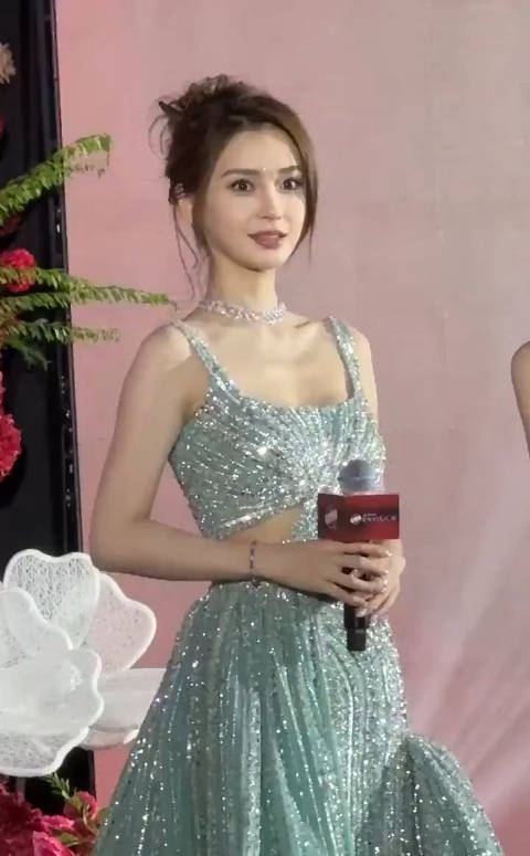 杨颖好权威的一张脸,太美了! 现在状态感觉跟18岁一样|Angelababy_新浪新闻