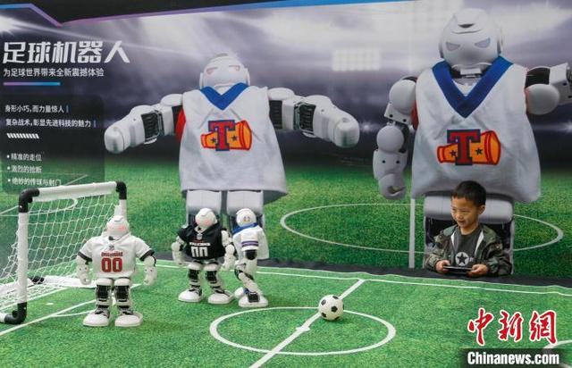 5月24日，青海西宁，小朋友体验操控足球机器人。中新社记者 马铭言 摄