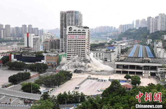 图为重庆站华铁宾馆被爆破拆除。中新社记者 周毅 摄