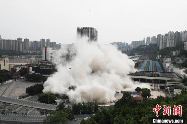 图为重庆站华铁宾馆被爆破拆除。中新社记者 周毅 摄