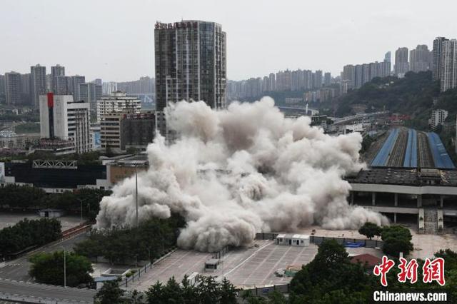 图为重庆站华铁宾馆被爆破拆除。中新社记者 周毅 摄