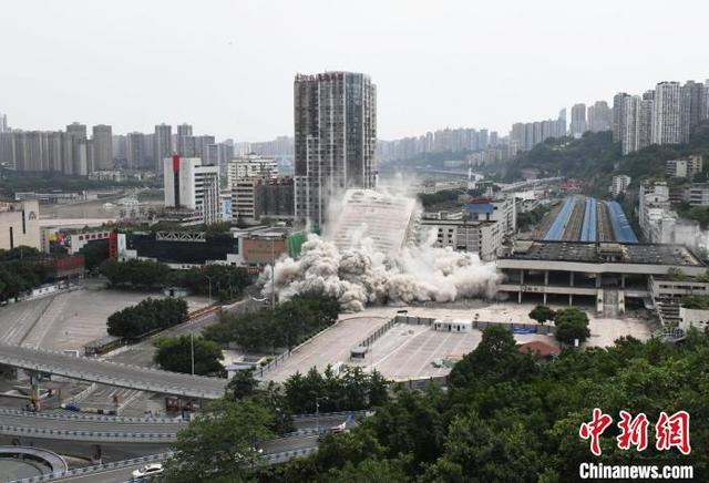 图为重庆站华铁宾馆被爆破拆除。中新社记者 周毅 摄