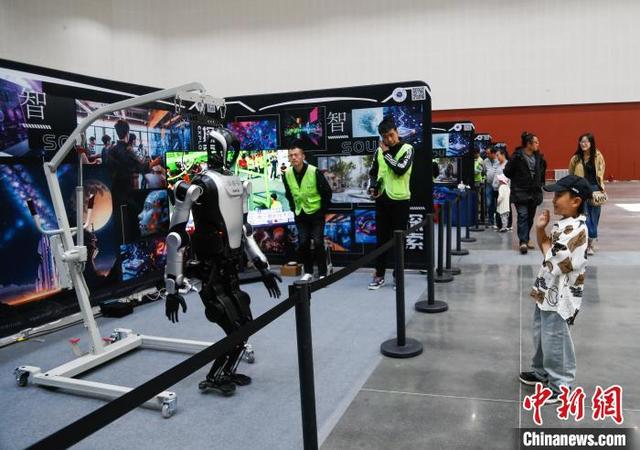 5月24日，青海西宁，小朋友与智能机器人互动。中新社记者 马铭言 摄