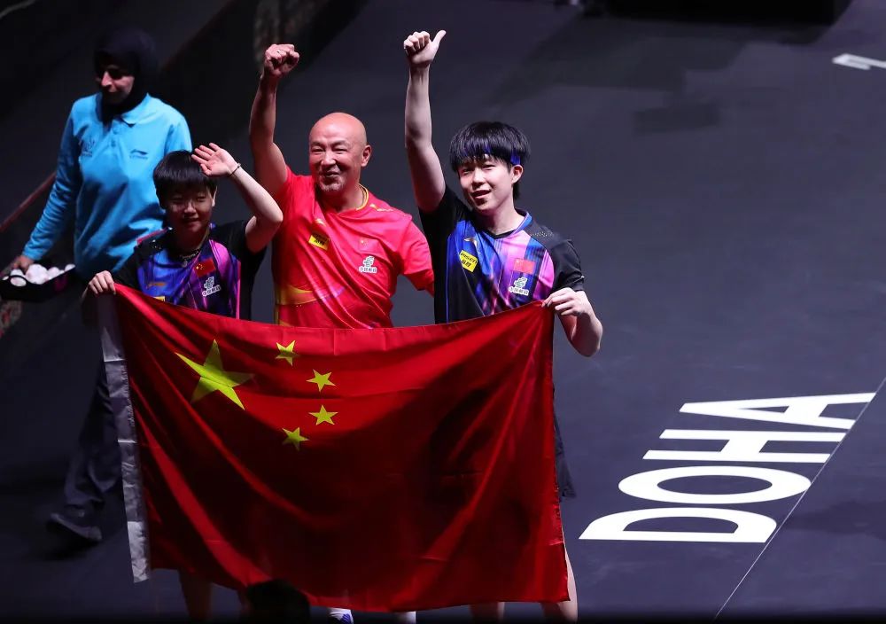 5月24日,王楚钦(右一)/孙颖莎(左二)和教练肖战(右二)在混双决赛赛后庆祝。新华社记者 王东震 摄