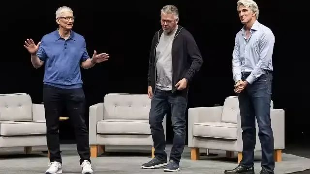 图：左：库克 中：JG 右：Craig Federighi ｜图片来源：彭博社