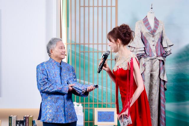 胡光俊展示“五星出东方”纹样蜀锦。受访方供图