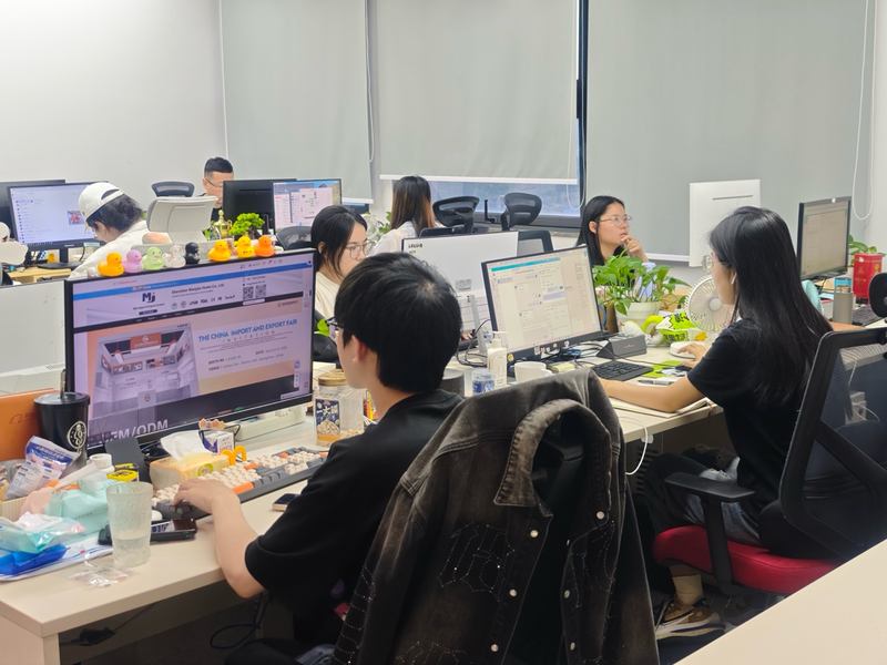 深圳市麦祺佳家居有限公司的外贸业务员正在与美国客户沟通下单情况。受访者供图