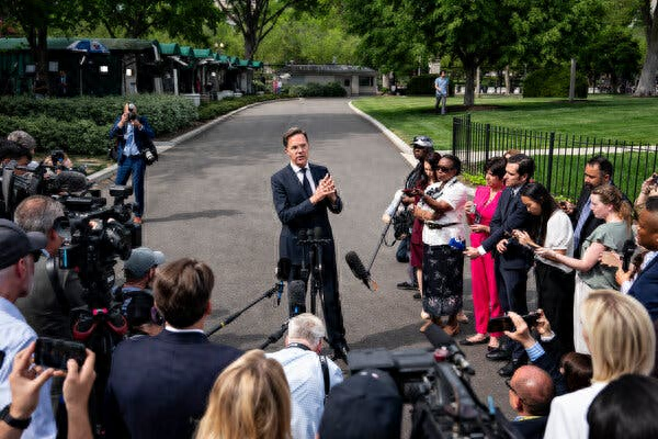今年4月，北约秘书长吕特在白宫与美国总统特朗普会面后对记者发表讲话。图源：美媒