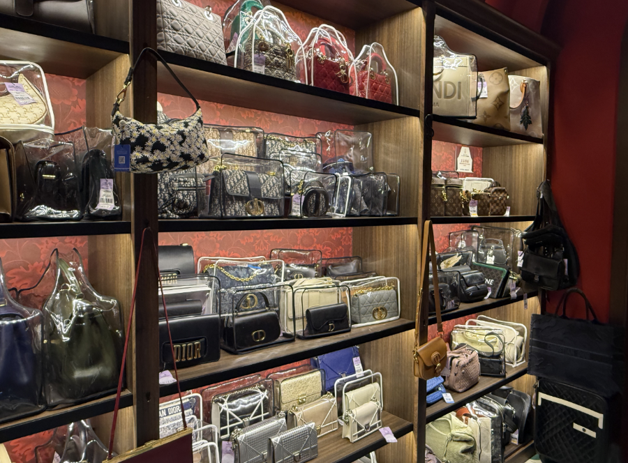 (三里屯二手奢品店, 来源:21世纪经济报道实习生余姿桦 拍摄)