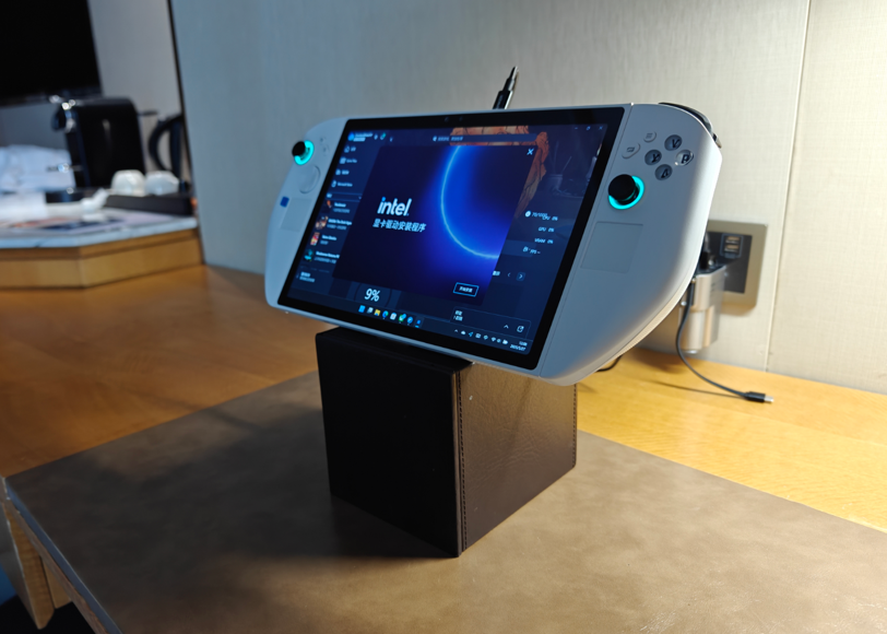 出差在酒店，机器下面垫个纸巾盒子，颈椎手腕安全