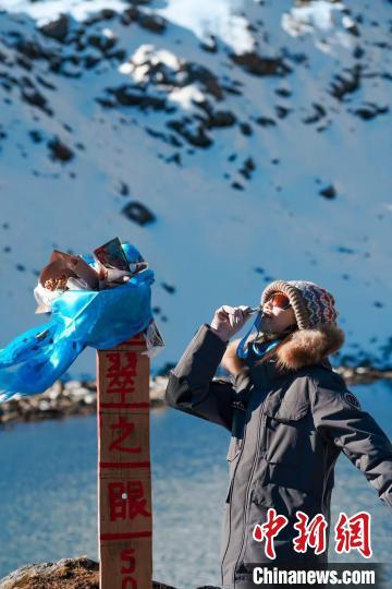 2025年1月，胡月用一条腿爬上人生第一座雪山。胡月供图