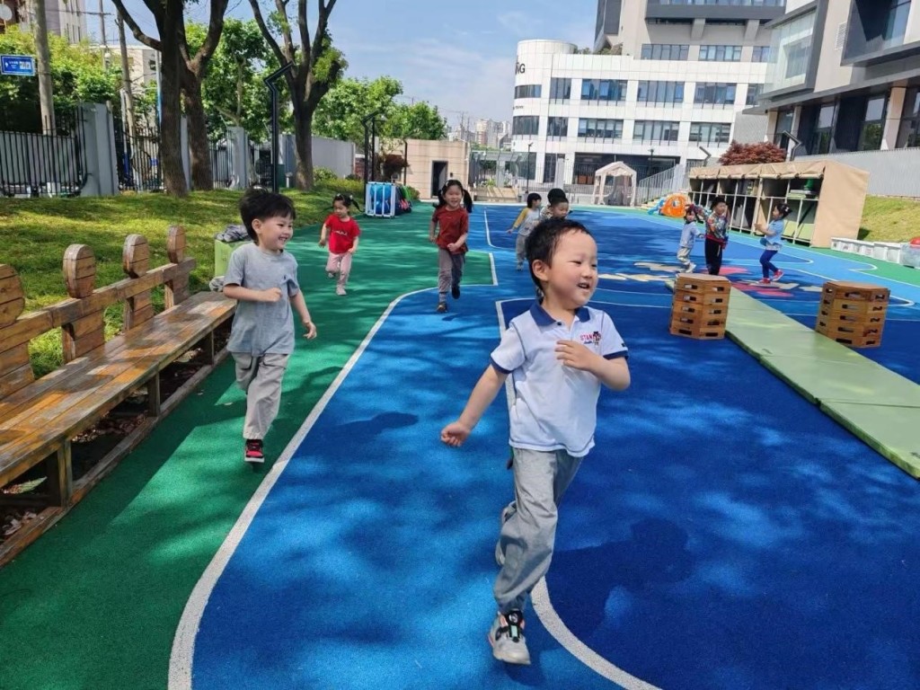 每日尽情奔跑玩耍，在幼儿园的操场上留下成长的痕迹