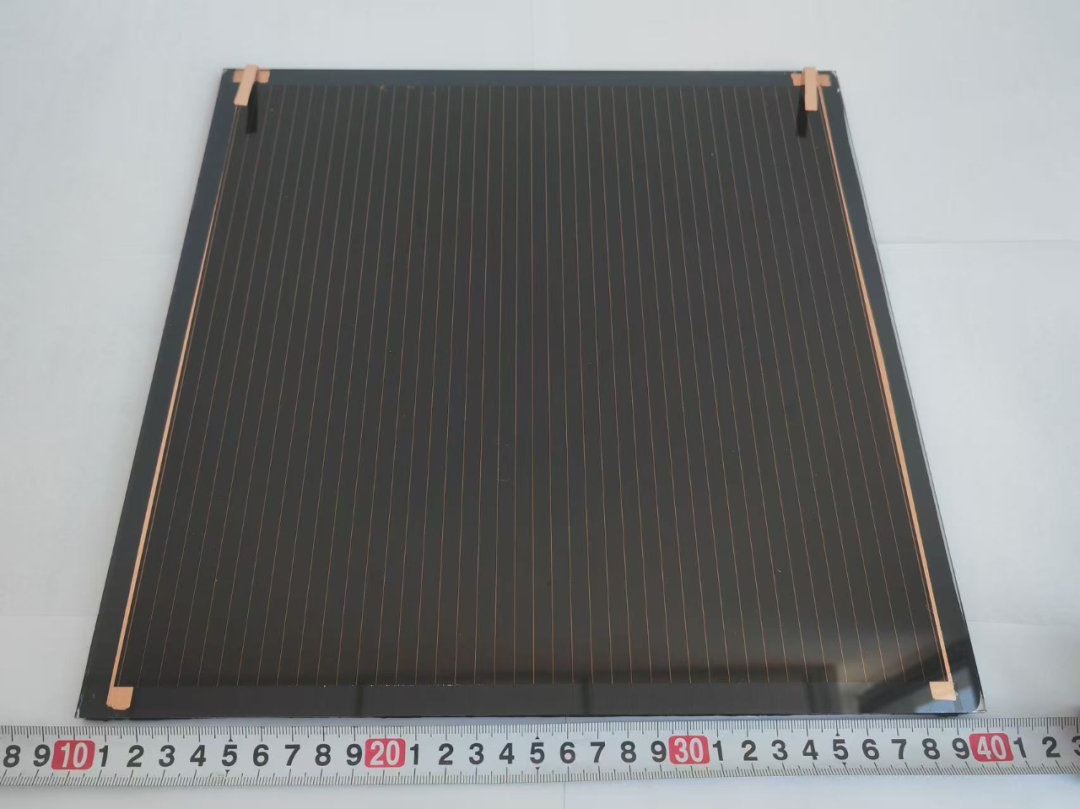 30厘米×30厘米长寿命钙钛矿太阳能模组。科研团队供图