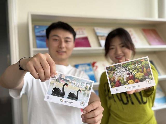 该校推出了精美的AI心小嵙文创明信片。山东科技大学供图