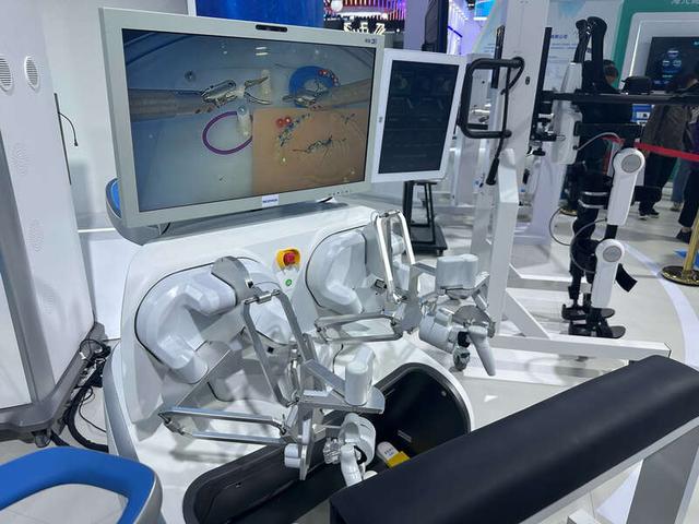 成都博恩思医学机器人有限公司自主研发的腹腔镜微创手术机器人。中青报·中青网记者 陈晓/摄
