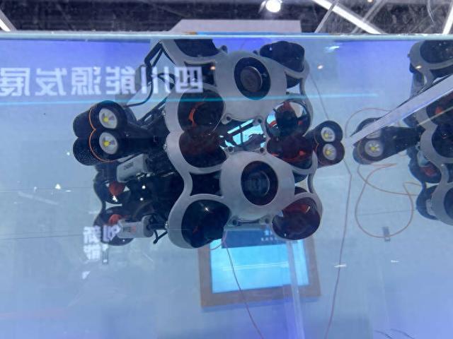 潜行创新（成都）机器人科技有限公司研发的水下机器人。中青报·中青网记者 陈晓/摄