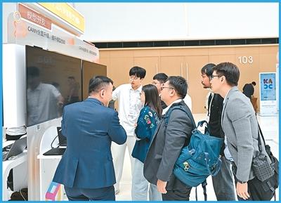 与会者在鲲鹏昇腾开发者大会2025上参观。受访者供图